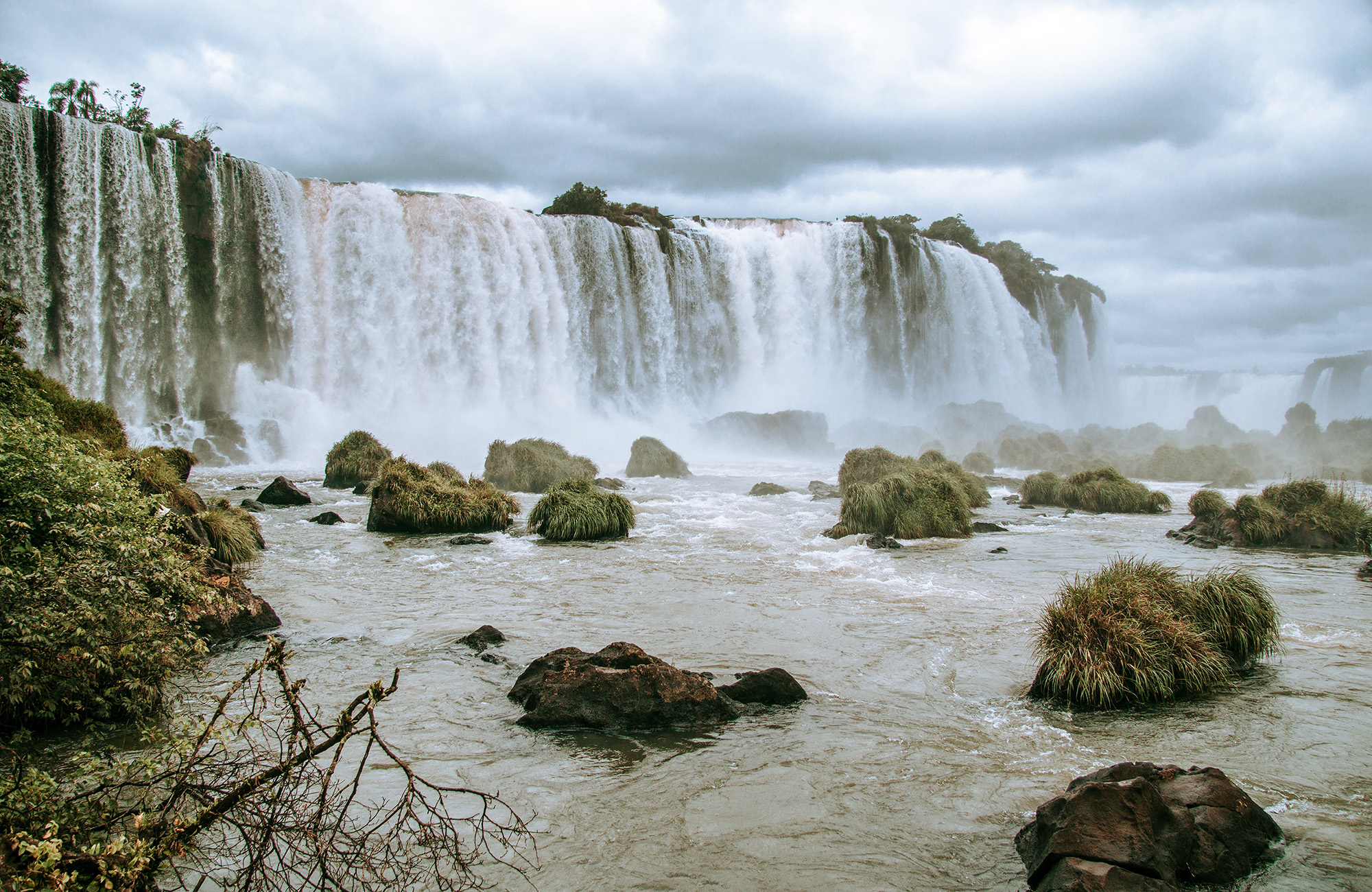 iguaçu-falls-brazil-cloudy-cover