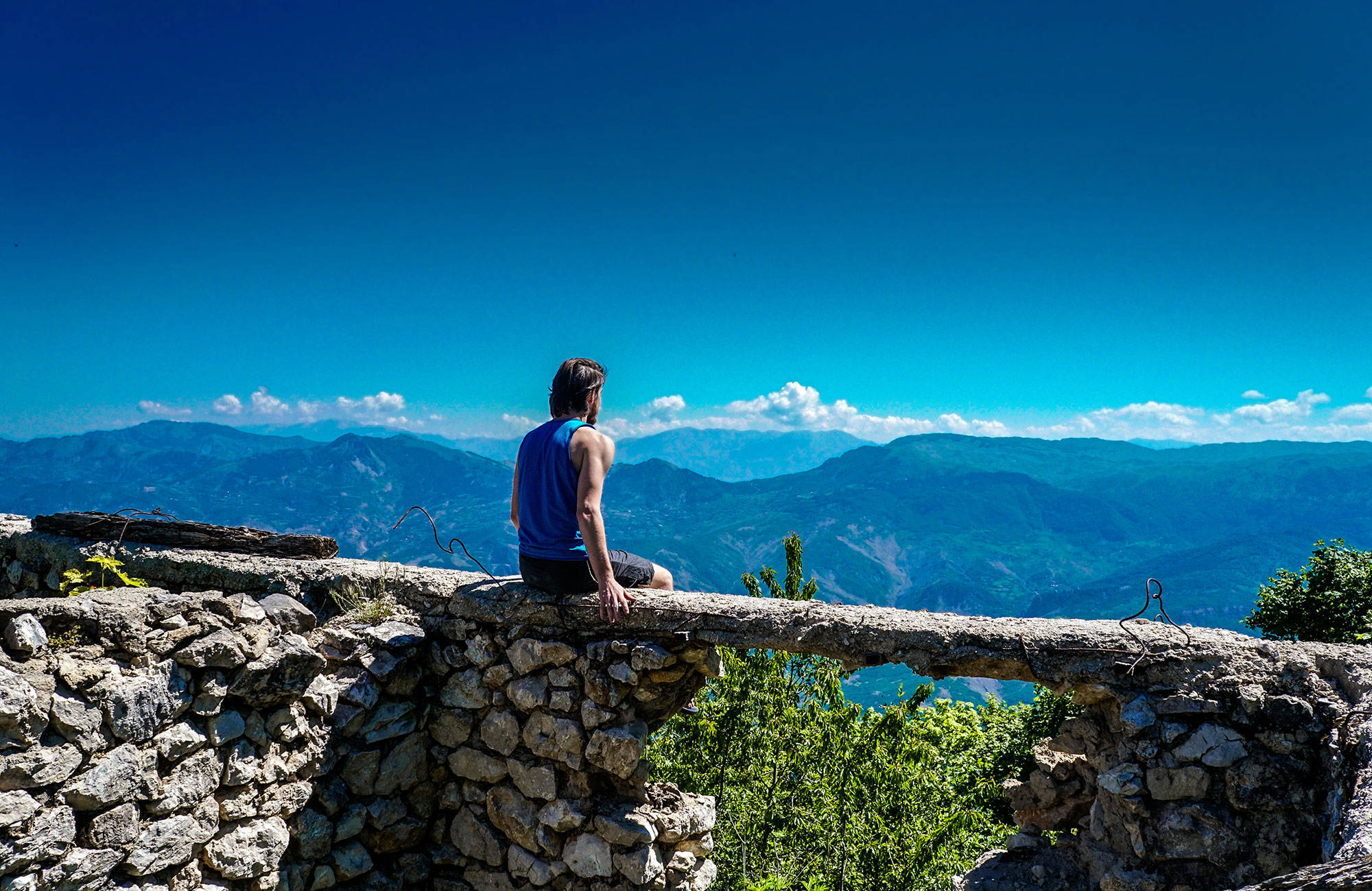 Reiziger geniet van het uitzicht in Albanese bergen | Reizen naar Albanië | KILROY