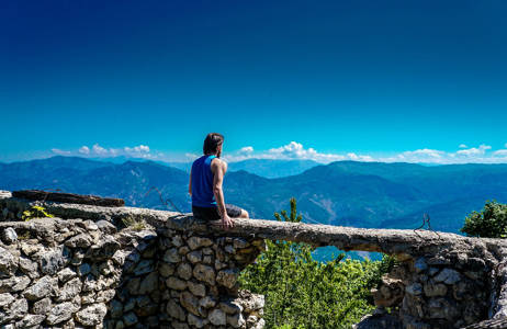 Reiziger geniet van het uitzicht in Albanese bergen | Reizen naar Albanië | KILROY