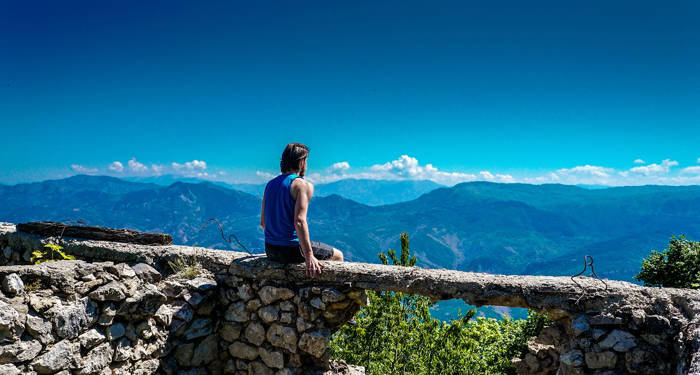 Reiziger kijkt uit over nationaal park Valbonëdal | Rondreis Kroatië, Bosnië, Montenegro & Albanië | KILROY