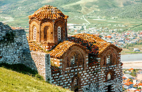 Oud gebouw en uitzicht over stad | Reizen naar Albanië | KILROY