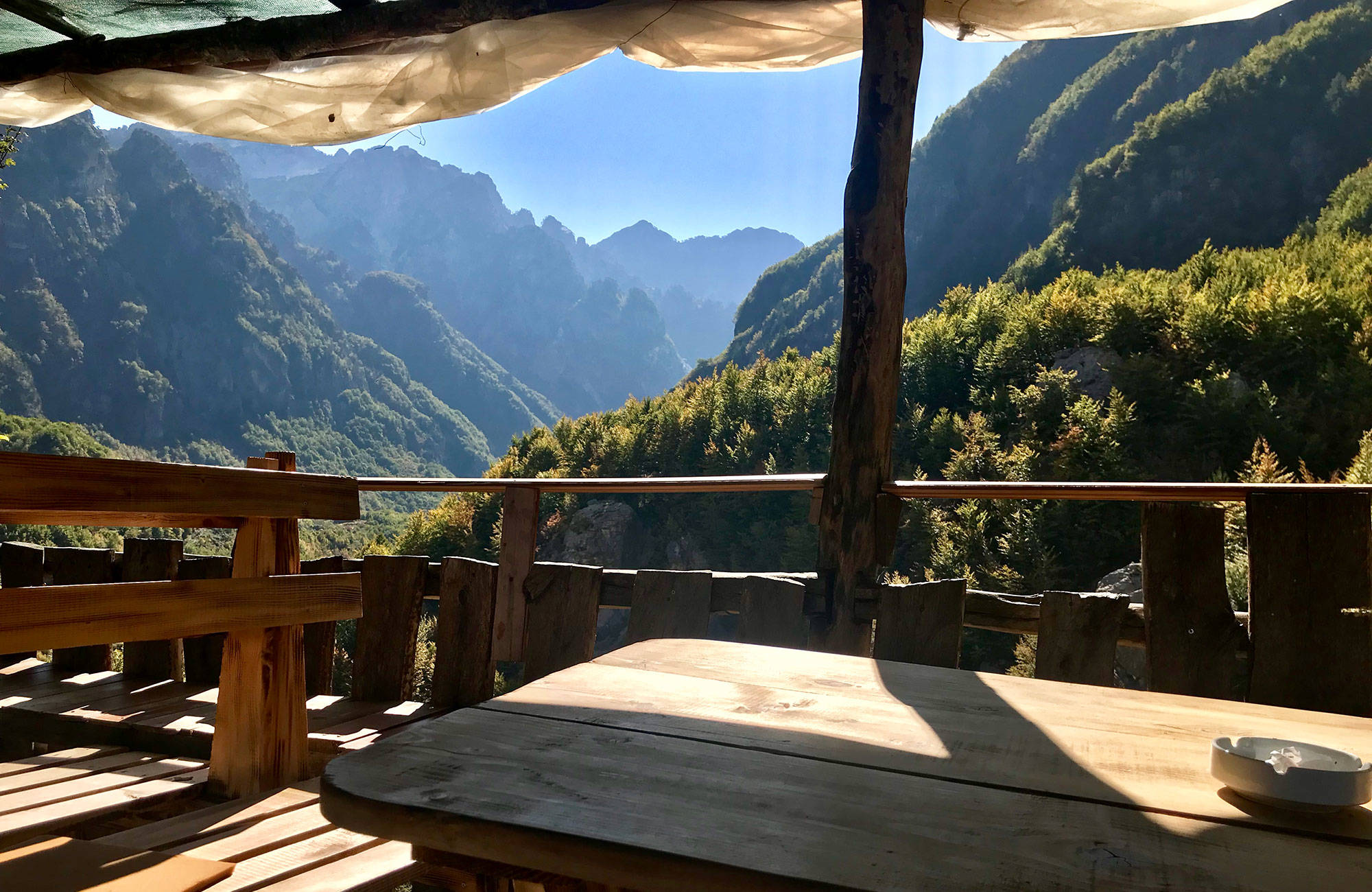 Uitzicht op de bergen vanaf terras | Reizen naar Albanië | KILROY