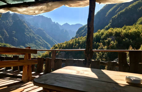 Uitzicht op de bergen vanaf terras | Reizen naar Albanië | KILROY