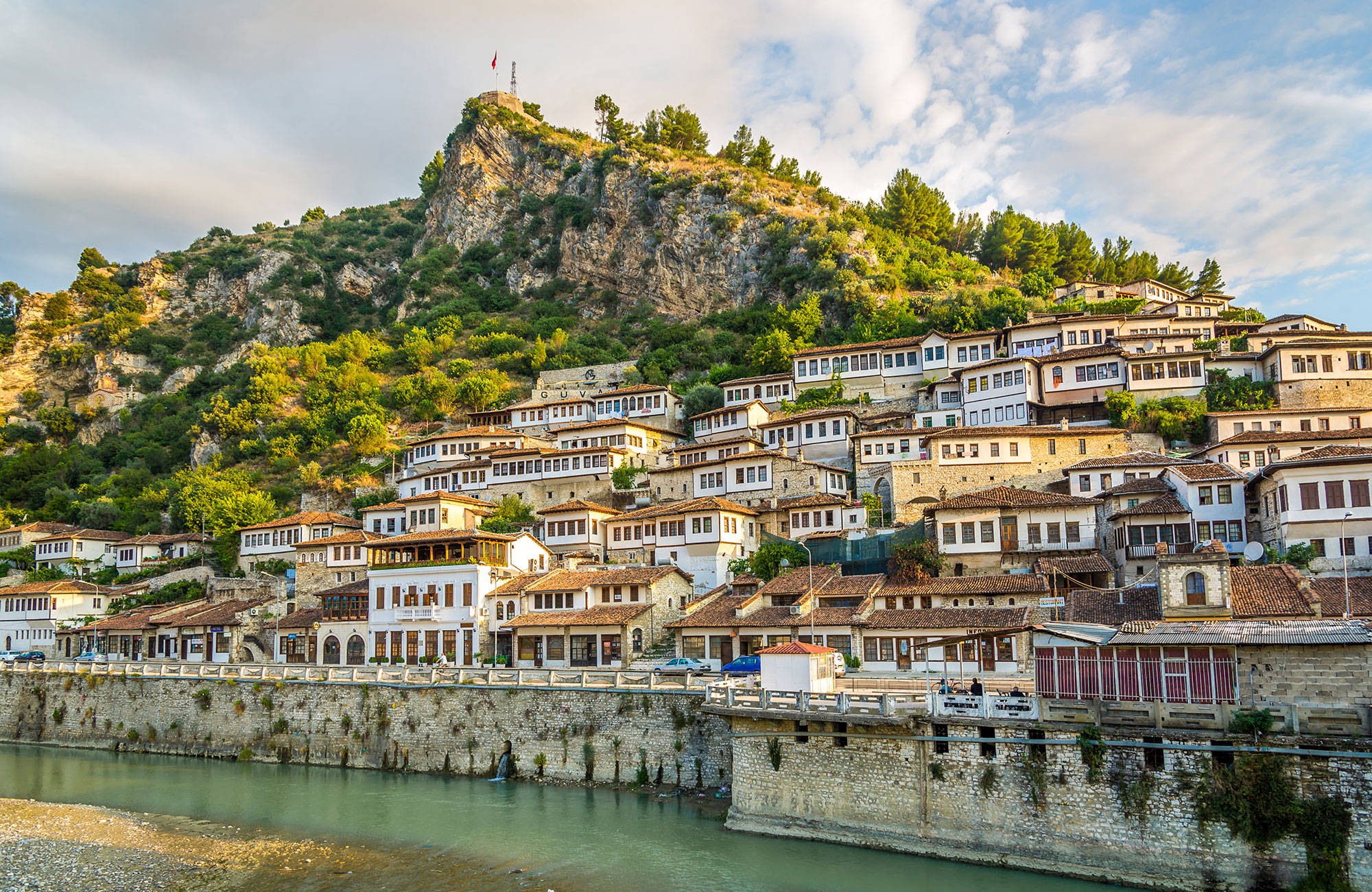 Uitzicht op kuststad | Reizen naar Albanië | KILROY