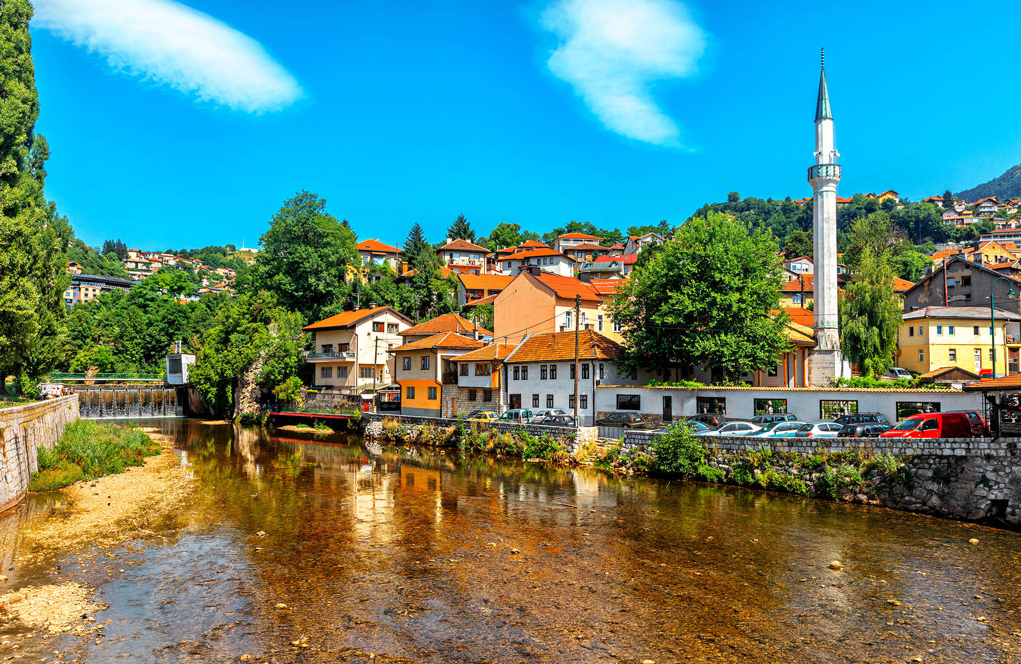 Aan de kade van de Miljacka rivier | Reizen naar Sarajevo | KILROY