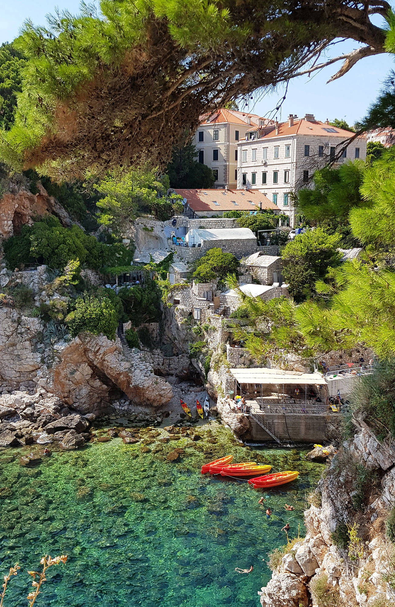 Klif met strand in Dubrovnik | Reizen naar Dubrovnik | KILROY