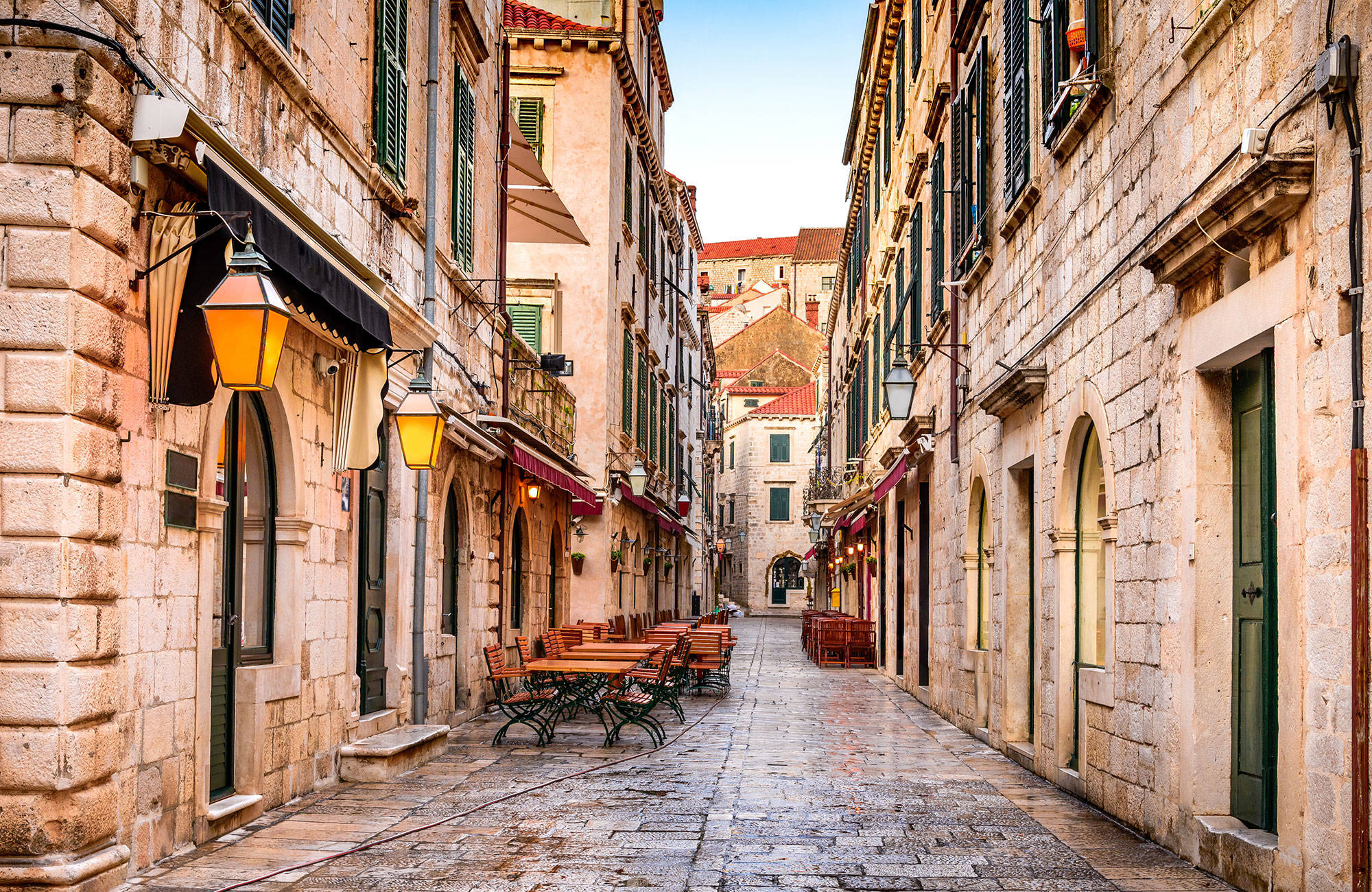 Straat met terras in Dubrovnik | Reizen naar Dubrovnik | KILROY
