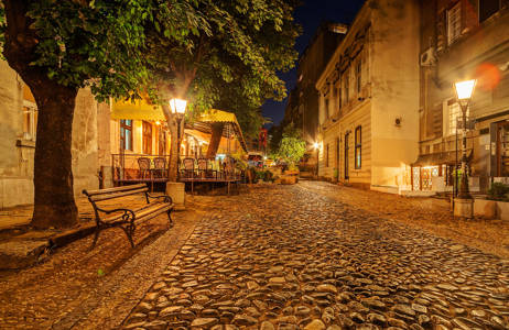 Straat met restaurantjes in de avond | Reizen naar Belgrado | KILROY