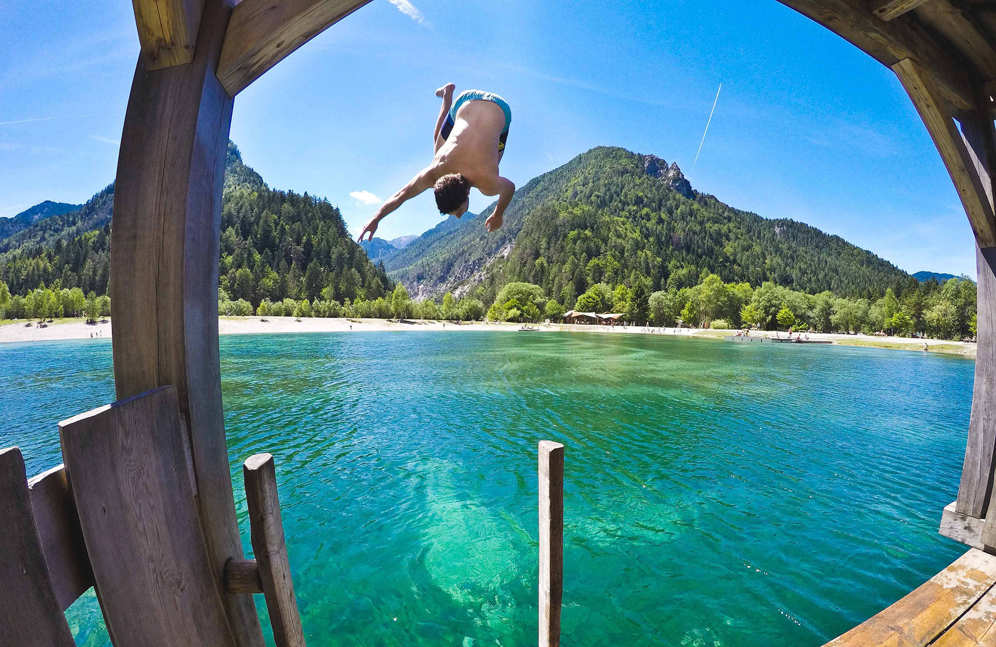 Reiziger springt in meer | Reizen naar Slovenië | KILROY