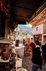 Reizigers kijkt naar lokale souvenirs bij kraampje | Reizen naar Bosnië en Herzegovina | KILROY 
