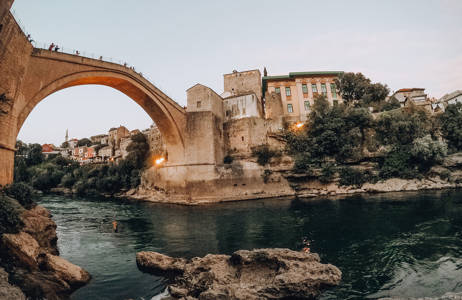 Iconische brug in Mostar bij zonsondergang | Reizen naar Bosnië en Herzegovina | KILROY