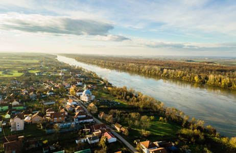 Luchtfoto van dorp aan de rivier | Reizen naar Bosnië en Herzegovina | KILROY