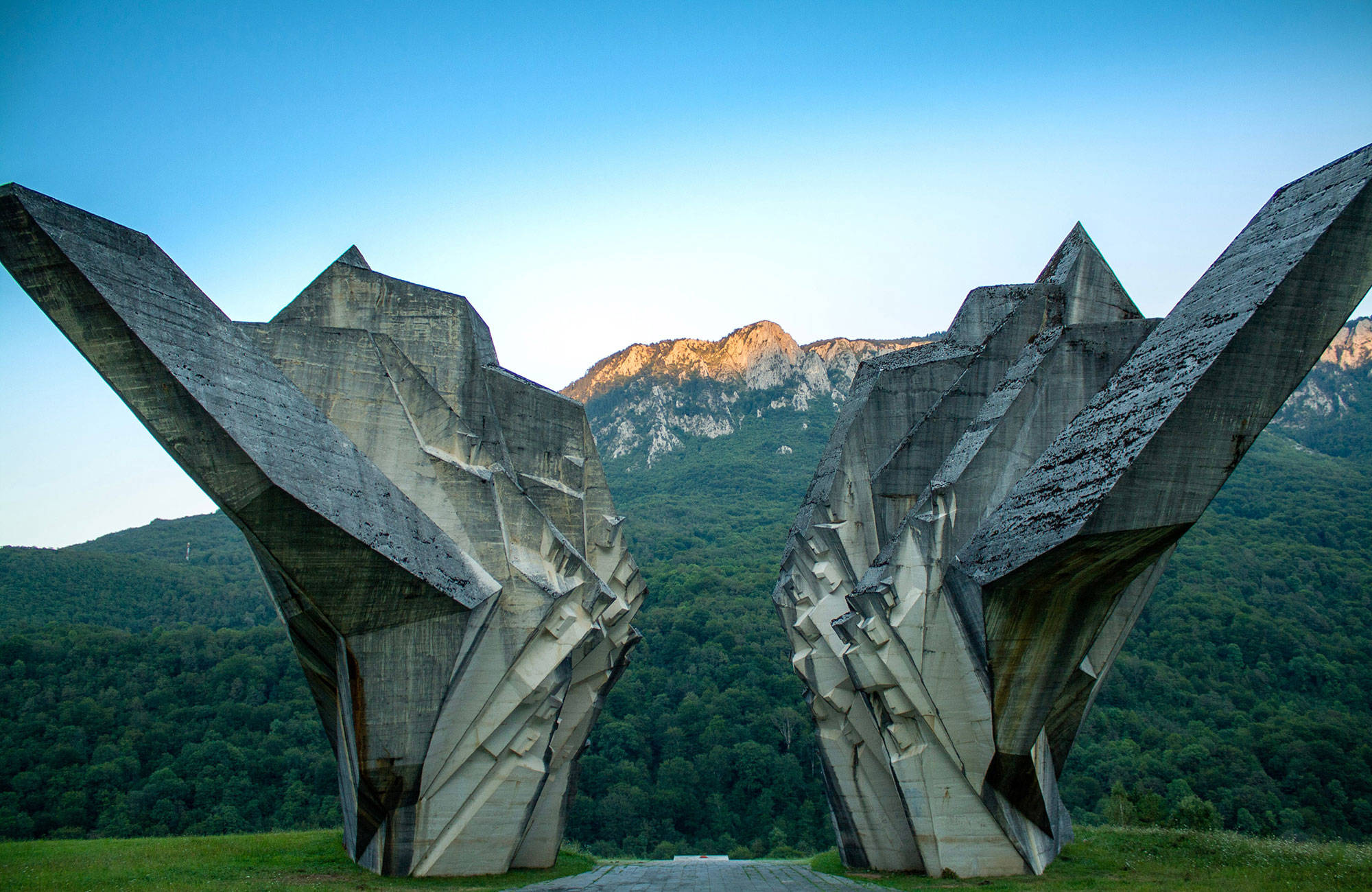 Herdenkingsmonument bij zonsondergang | Reizen naar Bosnië en Herzegovina | KILROY