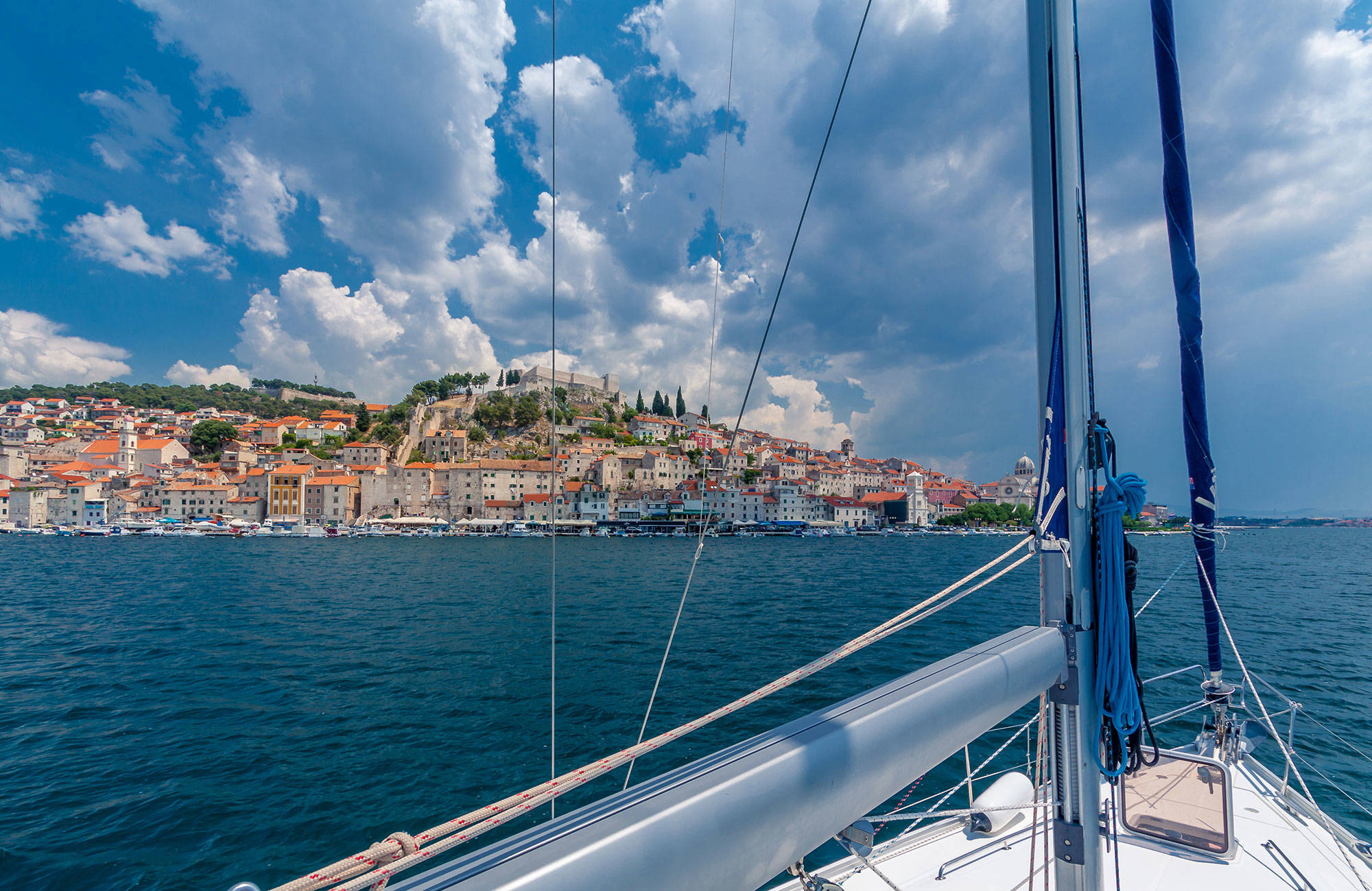 Uitzicht vanaf zeilboot op Sibenik | Reizen naar Kroatië | KILROY