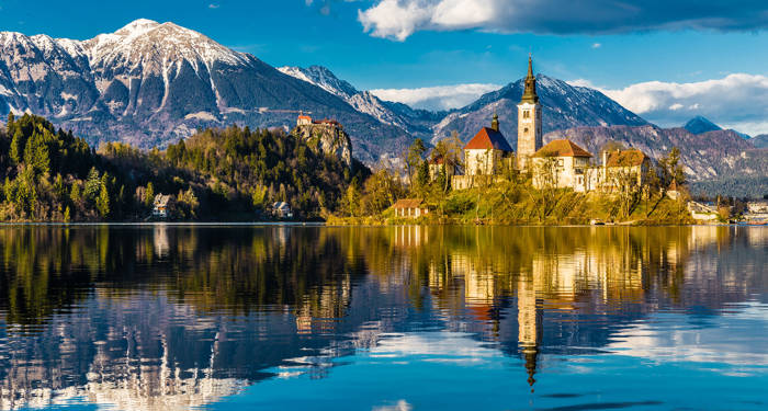 Uitzicht over Lake Bled met kerk en bergen op de achtergrond | Rondreis Slovenië & Kroatië | KILROY