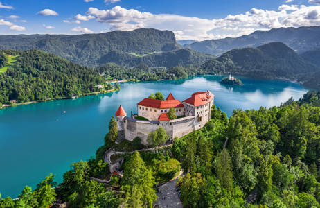 Luchtfoto van kasteel aan Lake Bled | Reizen naar Bled | KILROY