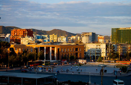 Stadsplein bij zonsondergang in Tirana | Reizen naar Tirana | KILROY