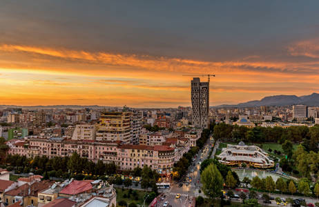 Zonsondergang in Tirana, Albanië | Reizen naar de Balkan | KILROY