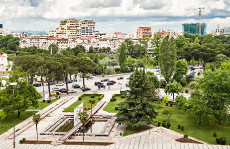 Luchtfoto van stadspark in Tirana | Reizen naar Tirana | KILROY