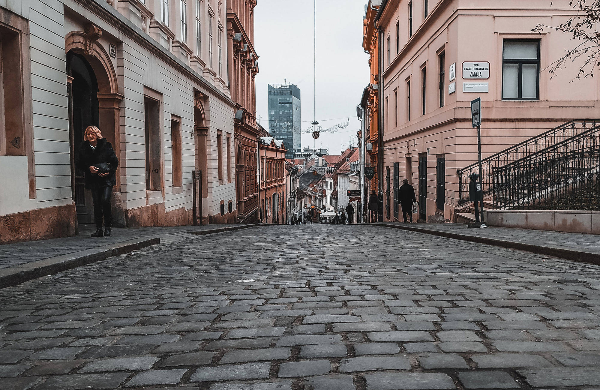Oude straat in Zagreb, Kroatië | Reizen naar Zagreb | KILROY