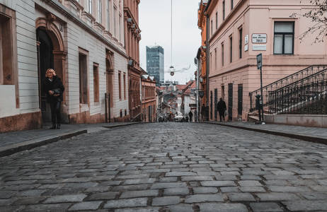 Oude straat in Zagreb, Kroatië | Reizen naar Zagreb | KILROY