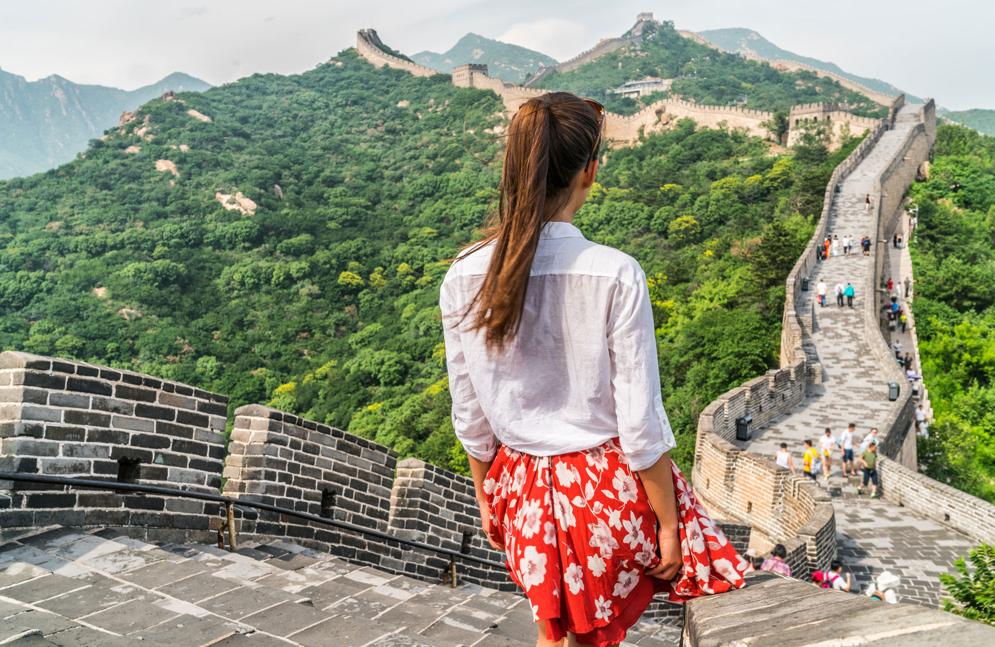 Vrouwelijke reiziger met de Chinese Muur - KILROY