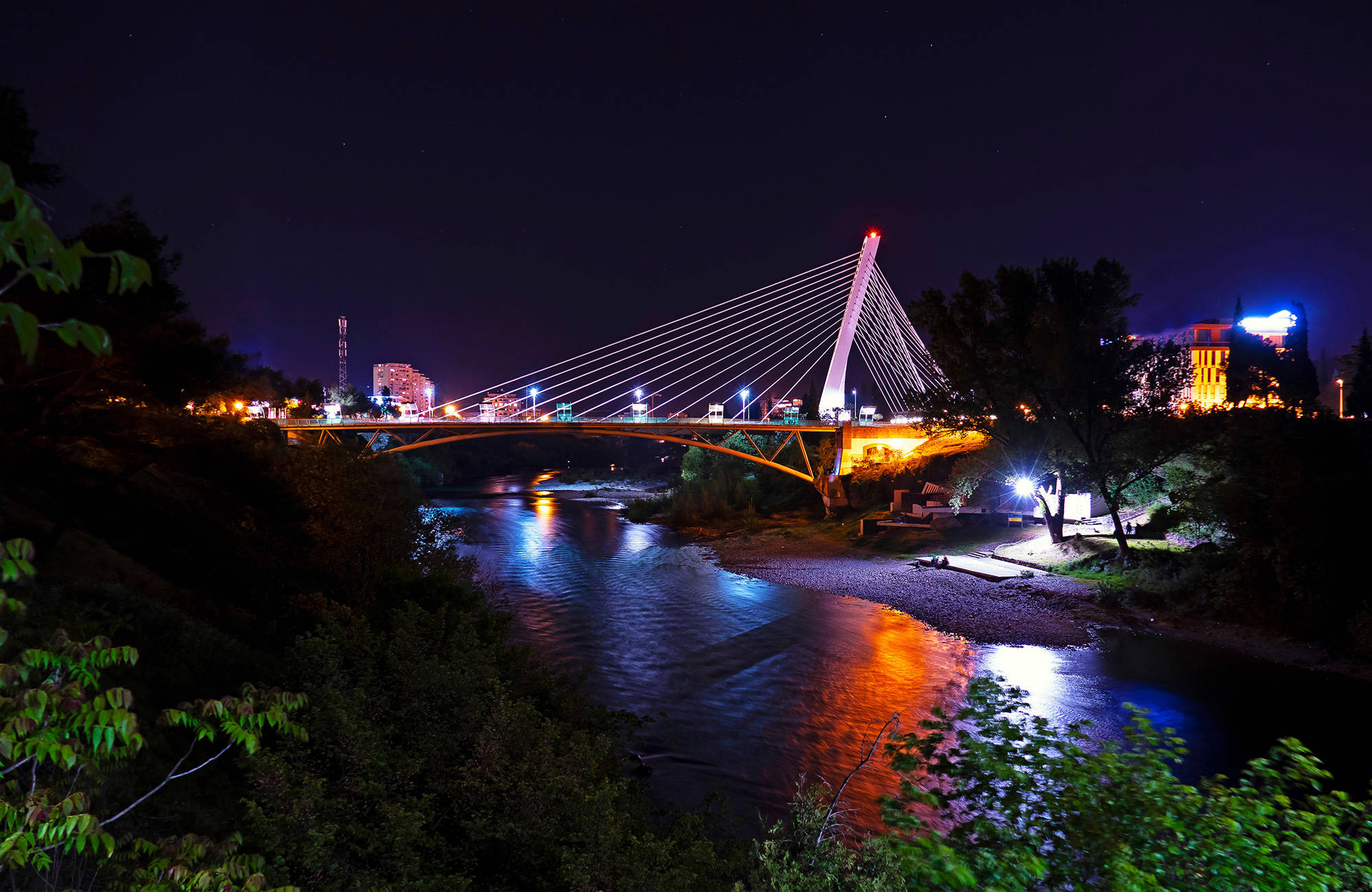 De Millennium brug in de avond | Reizen naar Podgorica | KILROY