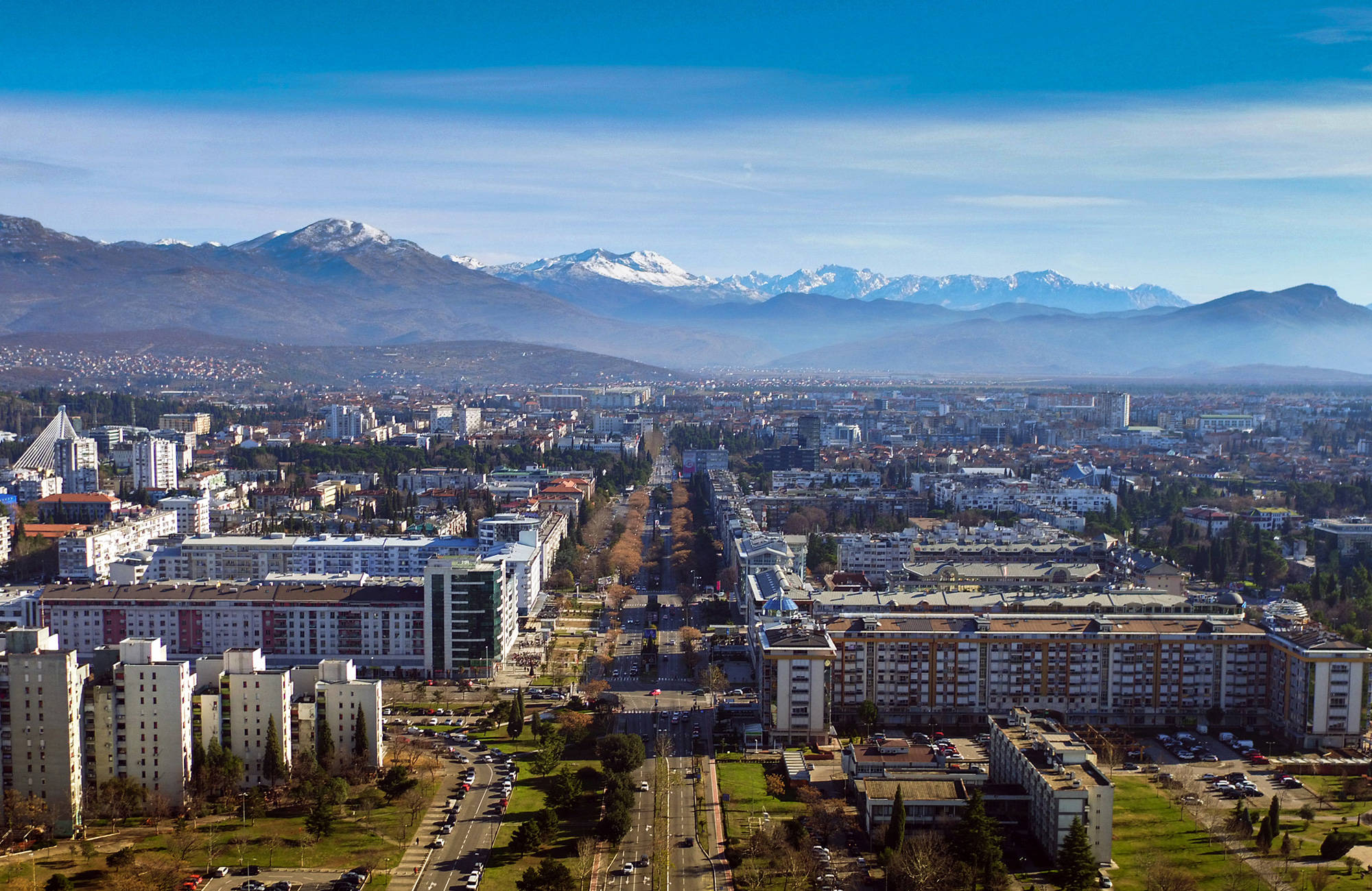 Luchtfoto van de stad met de bergen op de achtergrond | Reizen naar Podgorica | KILROY