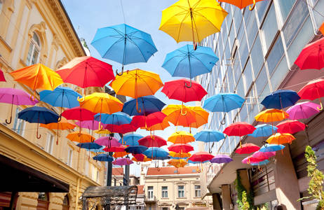 Paraplu's in winkelstraat | Reizen naar Belgrado | KILROY