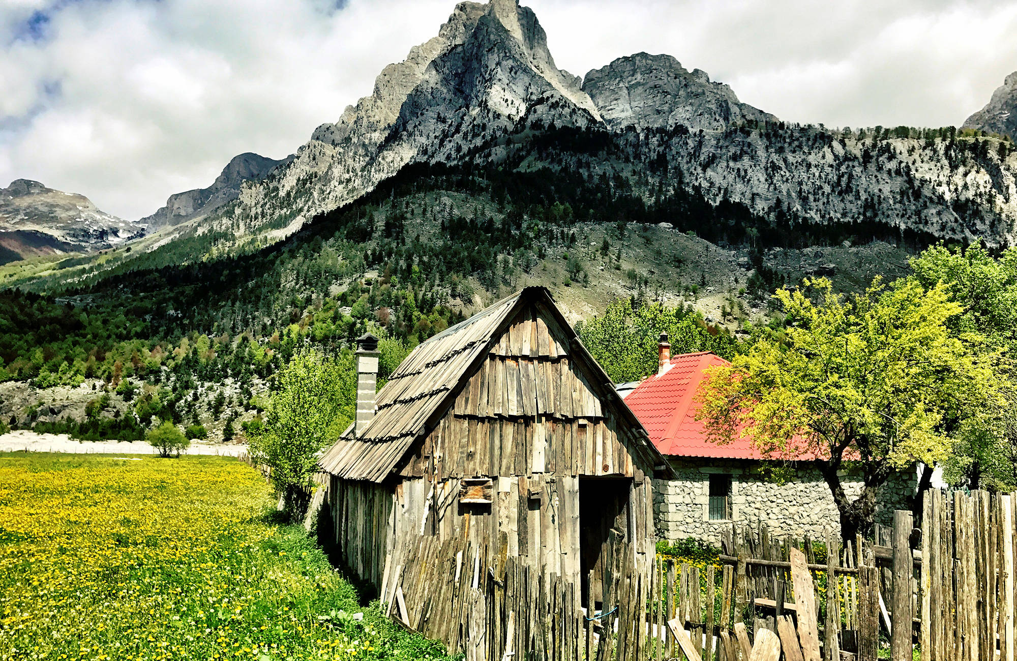 Verlaten huisjes in Nationaal park Valbonëdal | Rondreis Kroatië, Bosnië, Montenegro & Albanië | KILROY