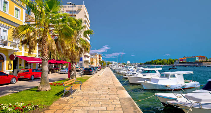 Uitzicht op de haven van Zadar met boulevard en boten | Rondreis Slovenië & Kroatië | KILROY