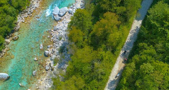 Luchtfoto van rivier bij Bled | Rondreis Slovenië & Kroatië | KILROY