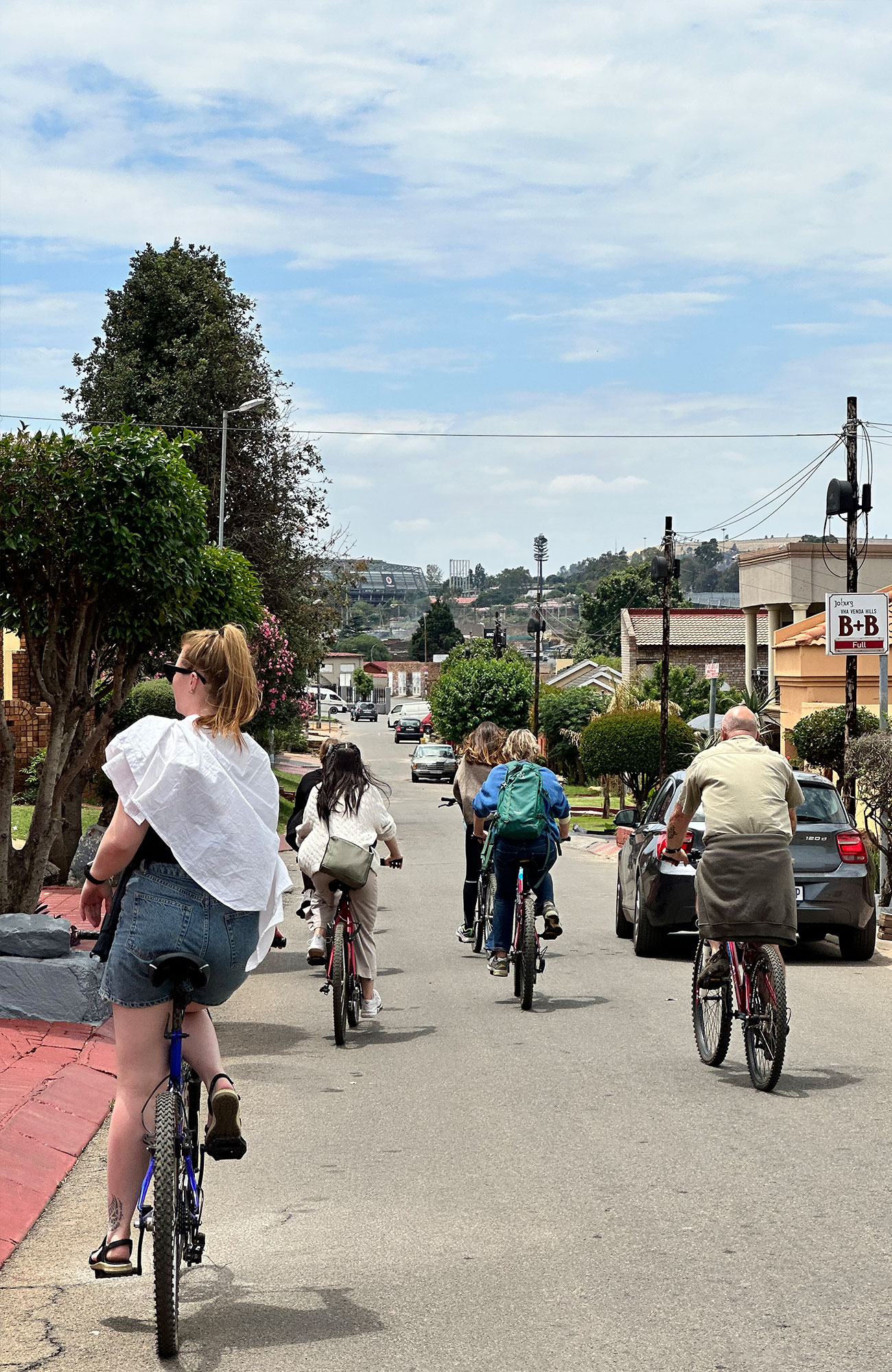 Reizigers fietsen in Soweto in Johannesburg in Zuid-Afrika