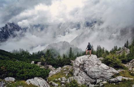 Hiker bij Vršič pass in Soča | Roadtrip Slovenië | KILROY