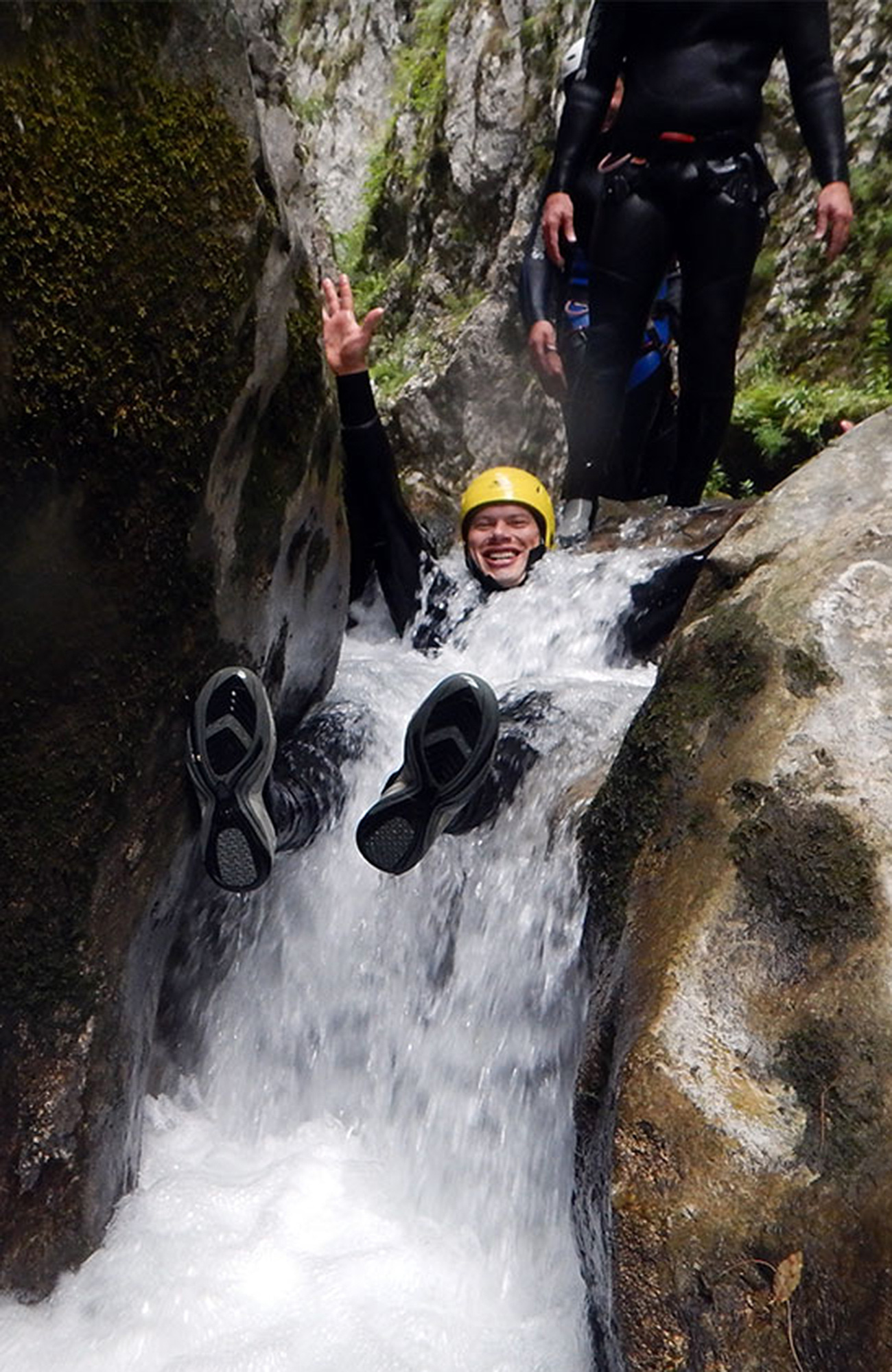 Reizigers doen aan canyoning in de bergen | Actieve dagtours op reis | KILROY