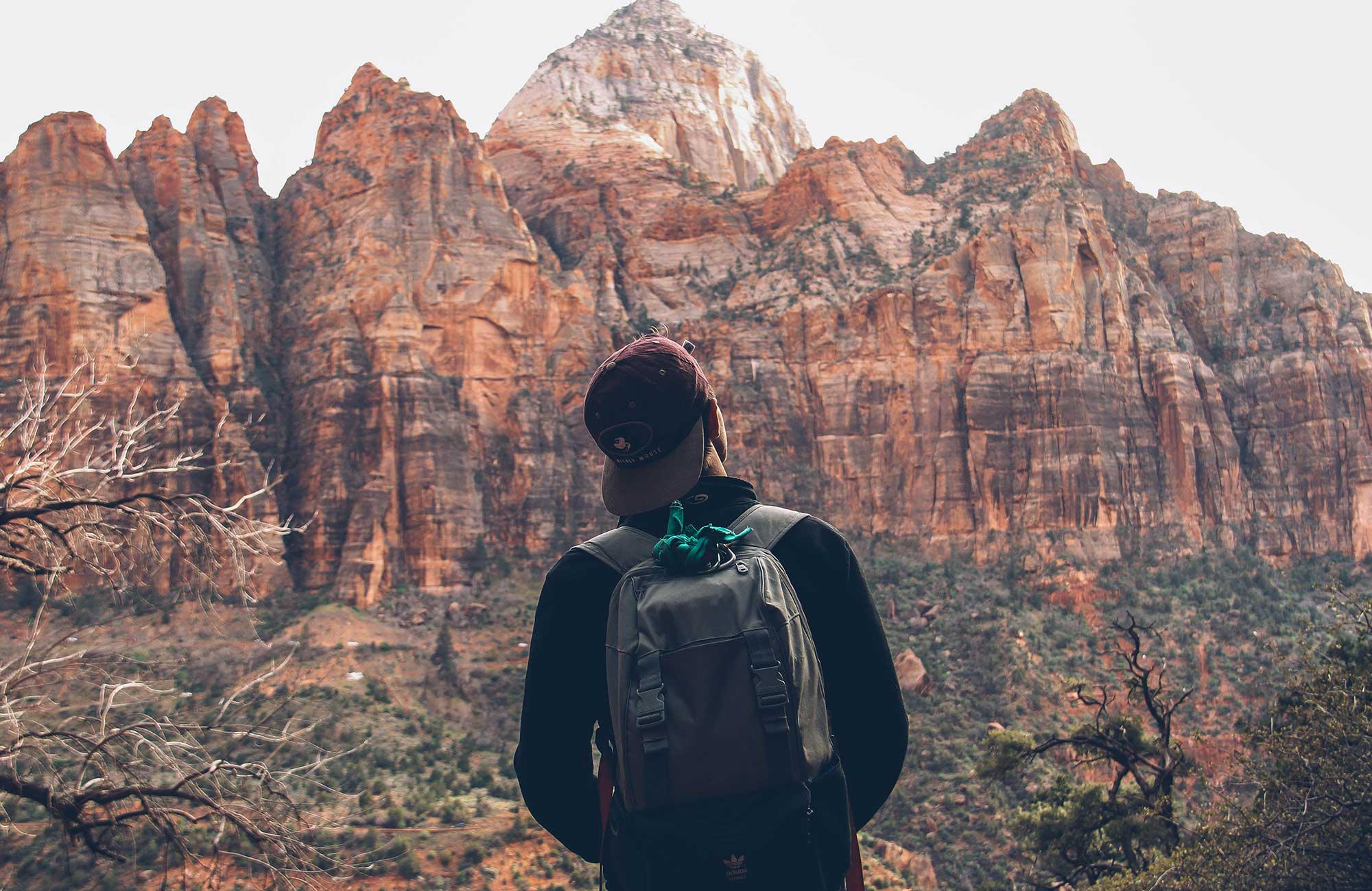Man met rugzak met uitzicht op de bergen