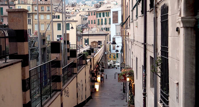 Verdwaal door de smalle straatjes van Genua
