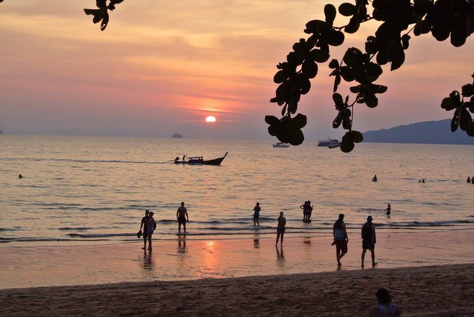 Zonsondergang op het strand in Krabi | Backpacken Thailand | KILROY