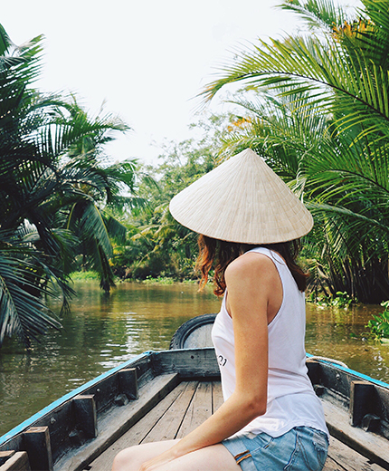 Vrouw in een kano op de Mekong rivier | Reizen naar Vietnam | KILROY