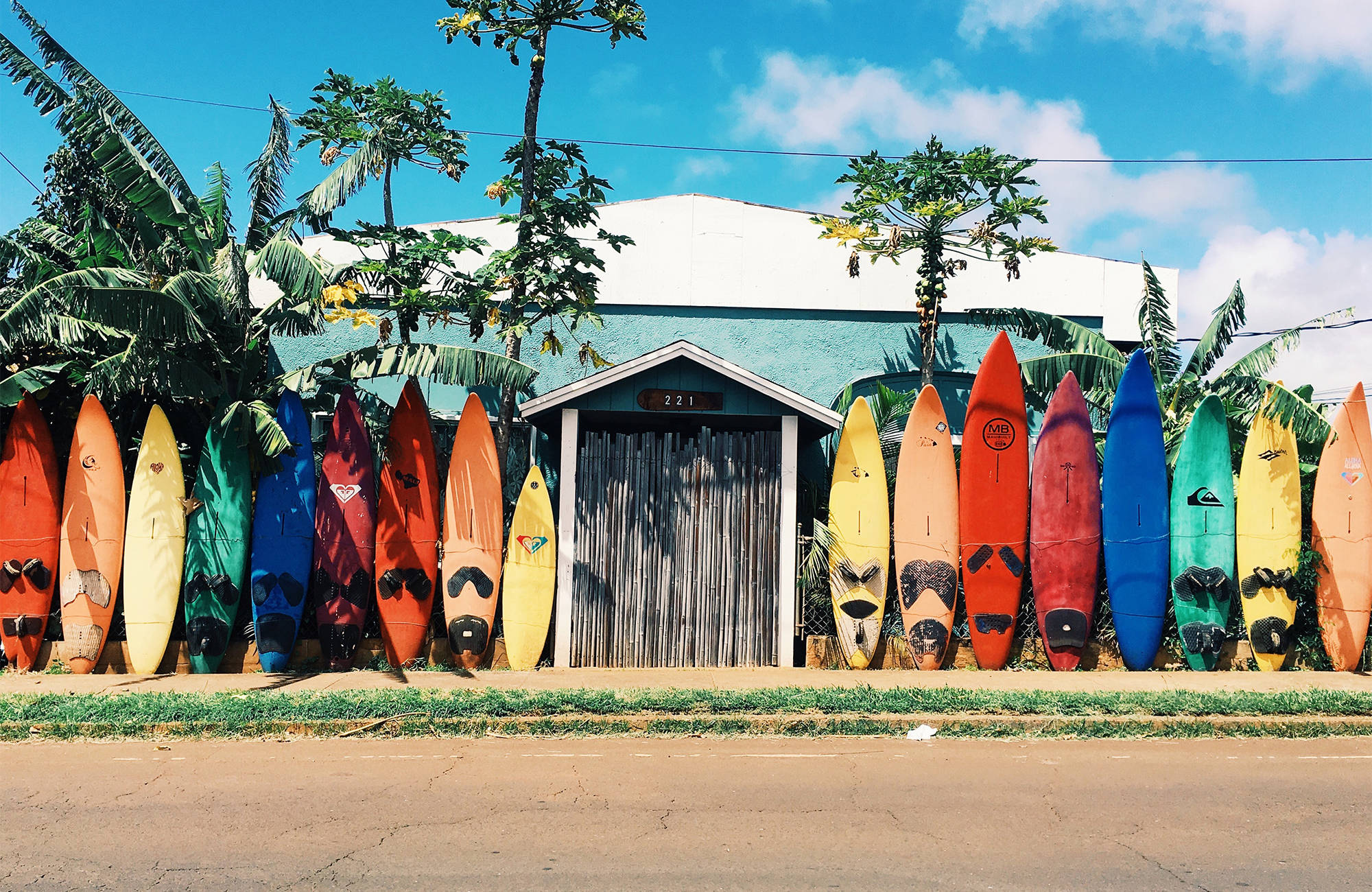 Surfborden tegen de muur in Hawaii | KILROY