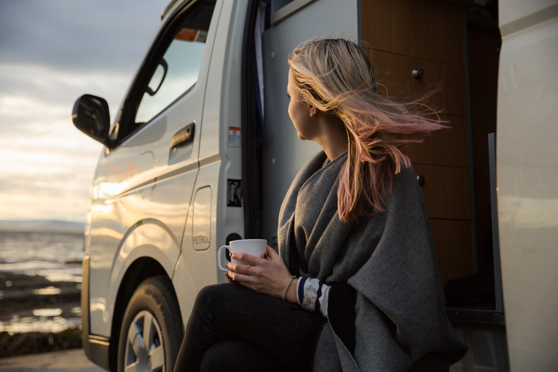 Reiziger in camper bij zonsondergang | Campers Australië | Camperhuur voor jouw camperreis door Australië | KILROY