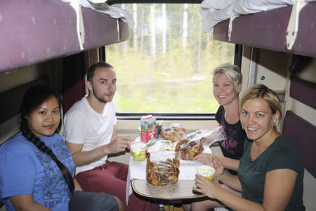 Reizigers zitten aan tafel in coupé | Trans-Mongolië Express | Van Sint Petersburg naar Beijing | KILROY