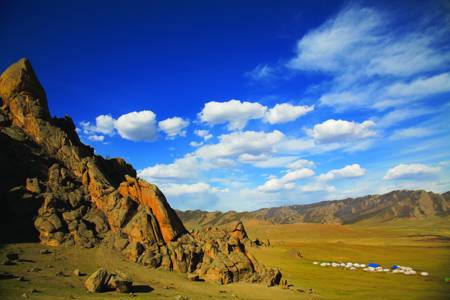Rotsachtig landschap in Mongolië | Trans-Mongolië Express | Van Sint Petersburg naar Beijing | KILROY
