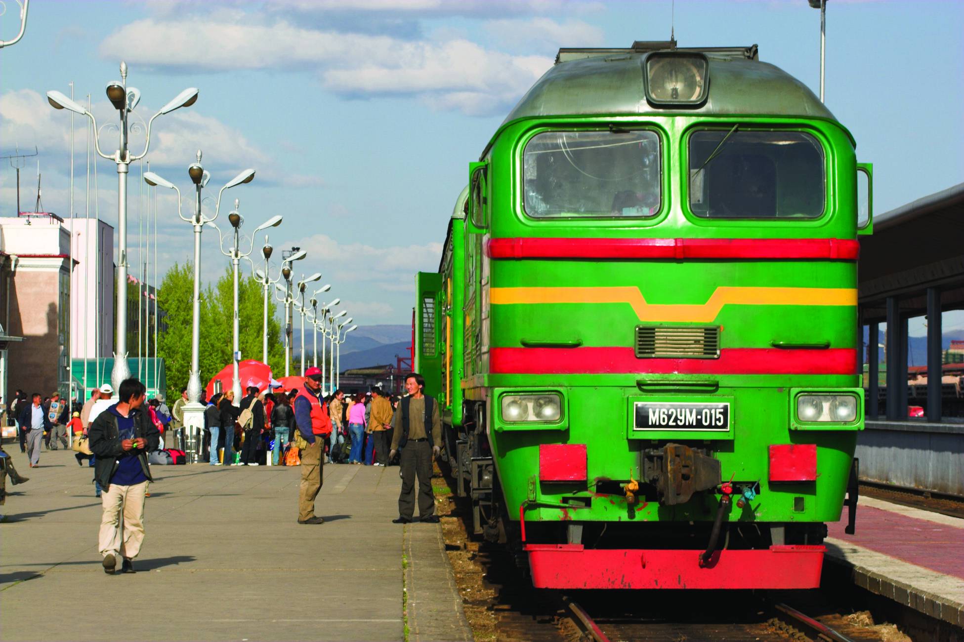 Reizigers op perron | Trans-Siberië Express | Van Sint Petersburg naar Vladivostok | KILROY