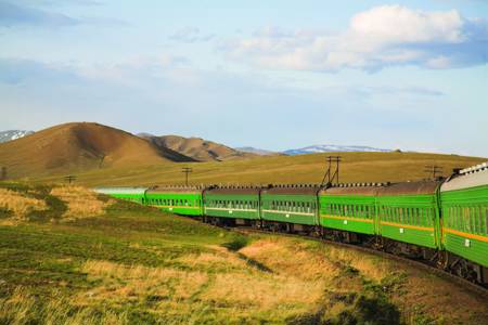 Trein rijdt door groen landschap | Trans-Mongolië Express | Van Sint Petersburg naar Beijing | KILROY