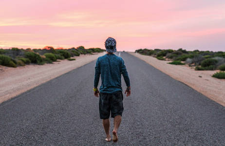 Jongen loopt over de weg in Australië | Beste reistijd februari | Beste bestemmingen februari | Reiskalender | KILROY