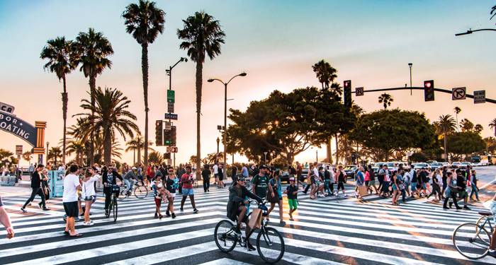Drukke straat in Los Angeles tijdens zonsondergang | KILROY