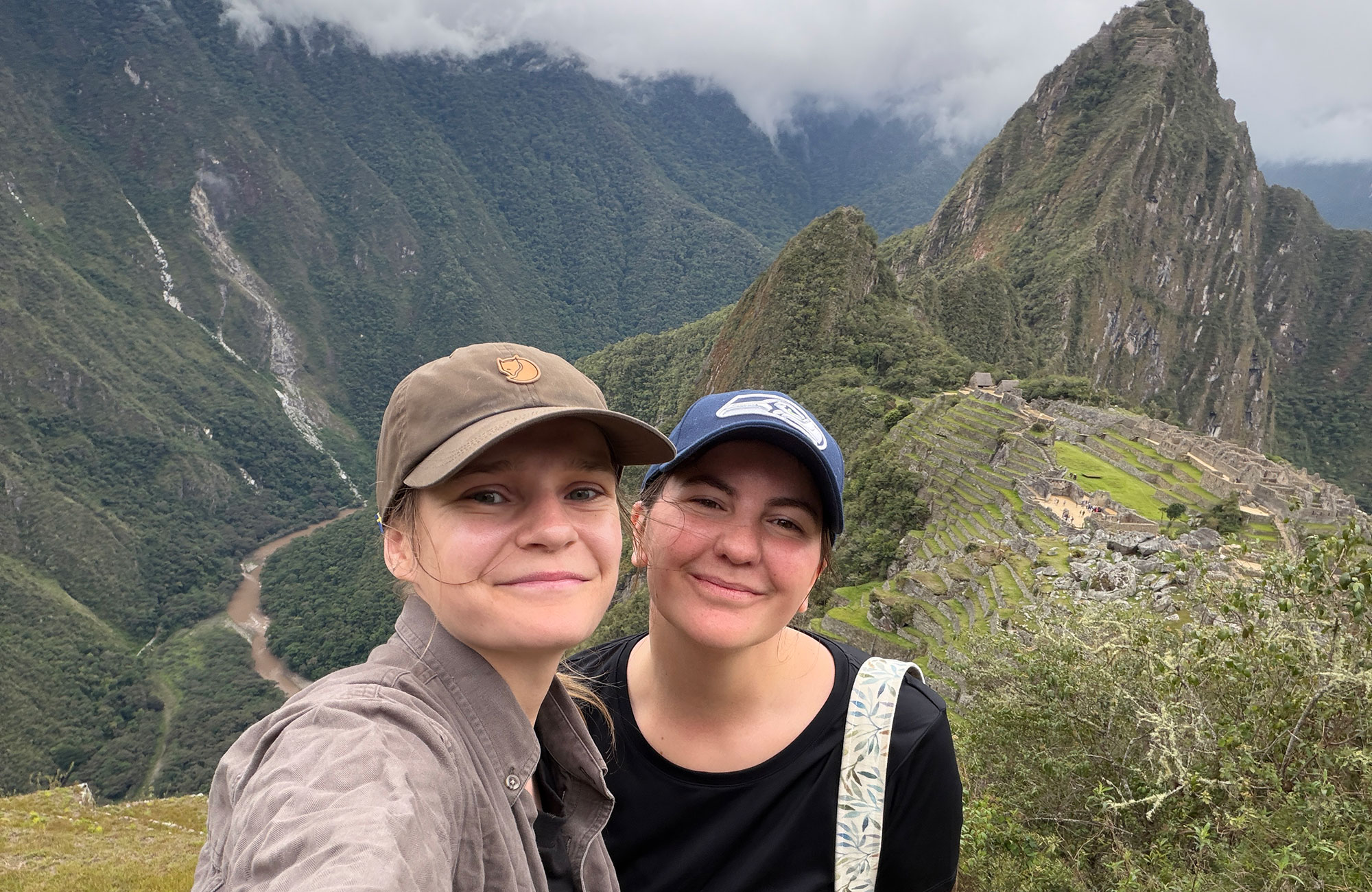 Strand in Thailand met veel groen en helderblauw water