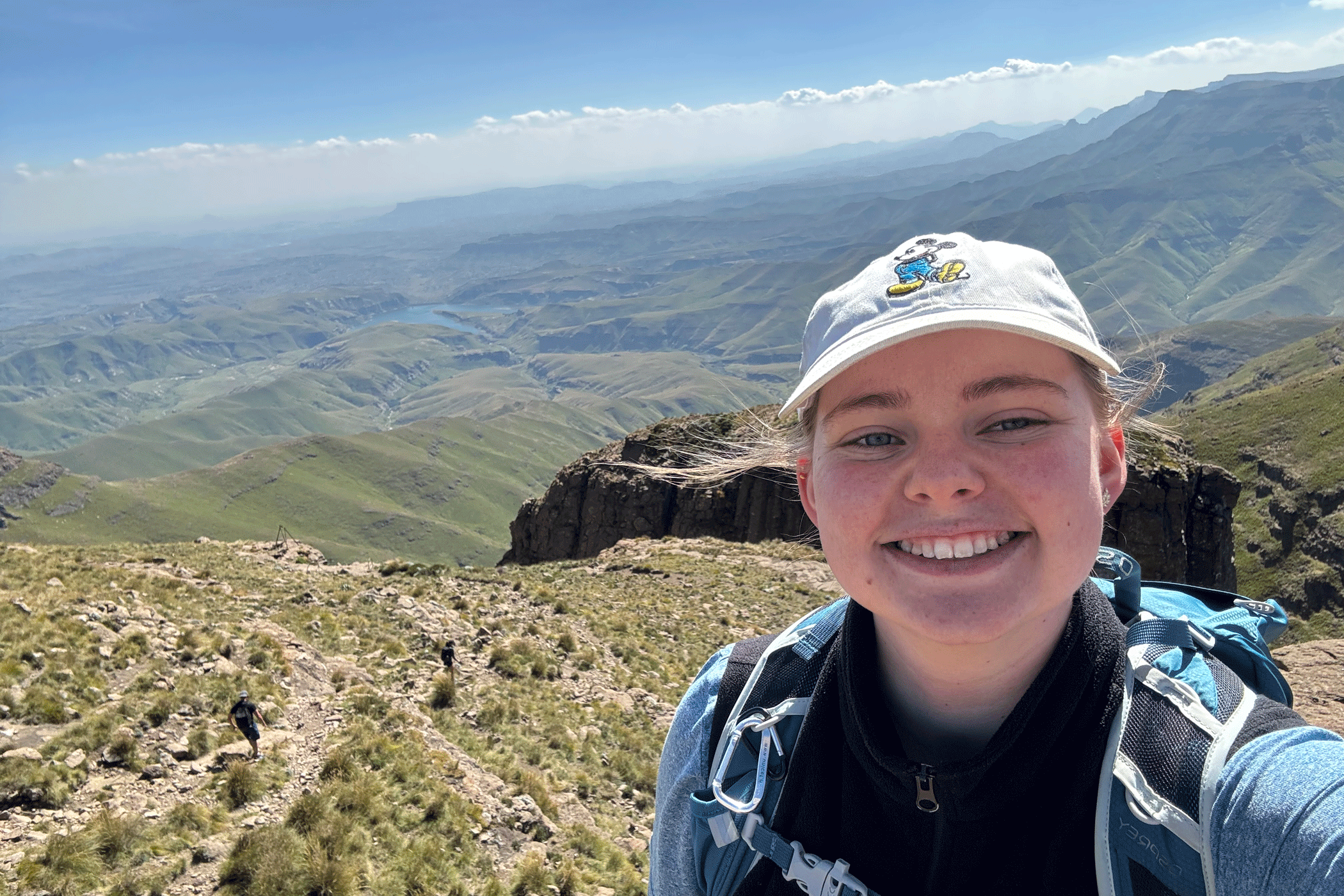 Thea met op de achtergrond de Drakensbergen in Zuid-Afrika