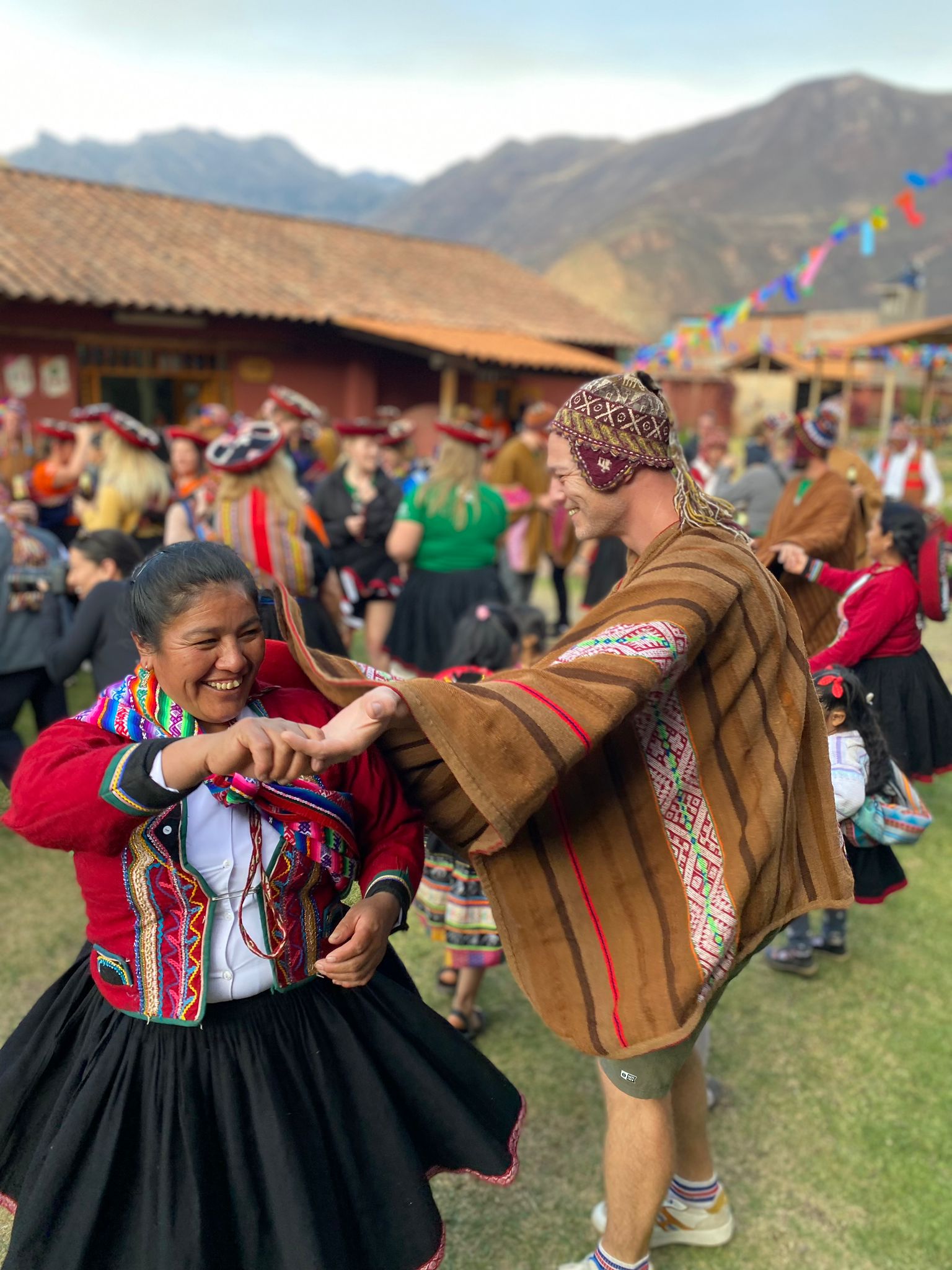 Reiziger die aan het dansen is met een local in Peru